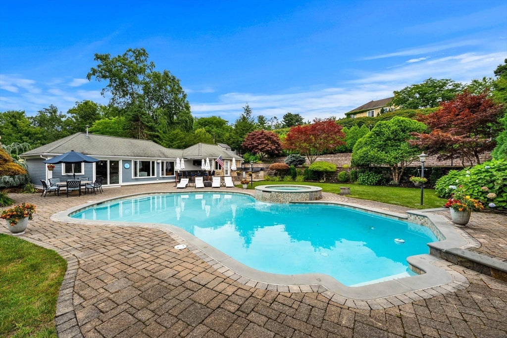 9 Anna Dr, Danvers, MA Photo #6