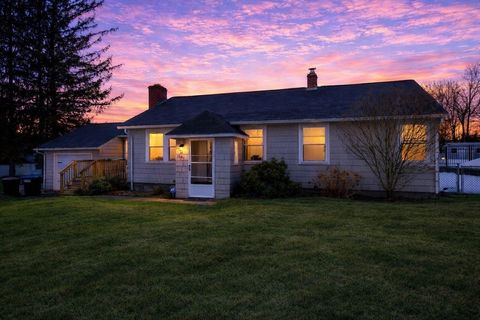 Photo of 154 Pakachoag St, Auburn, MA 01501 (MLS # 73485187)