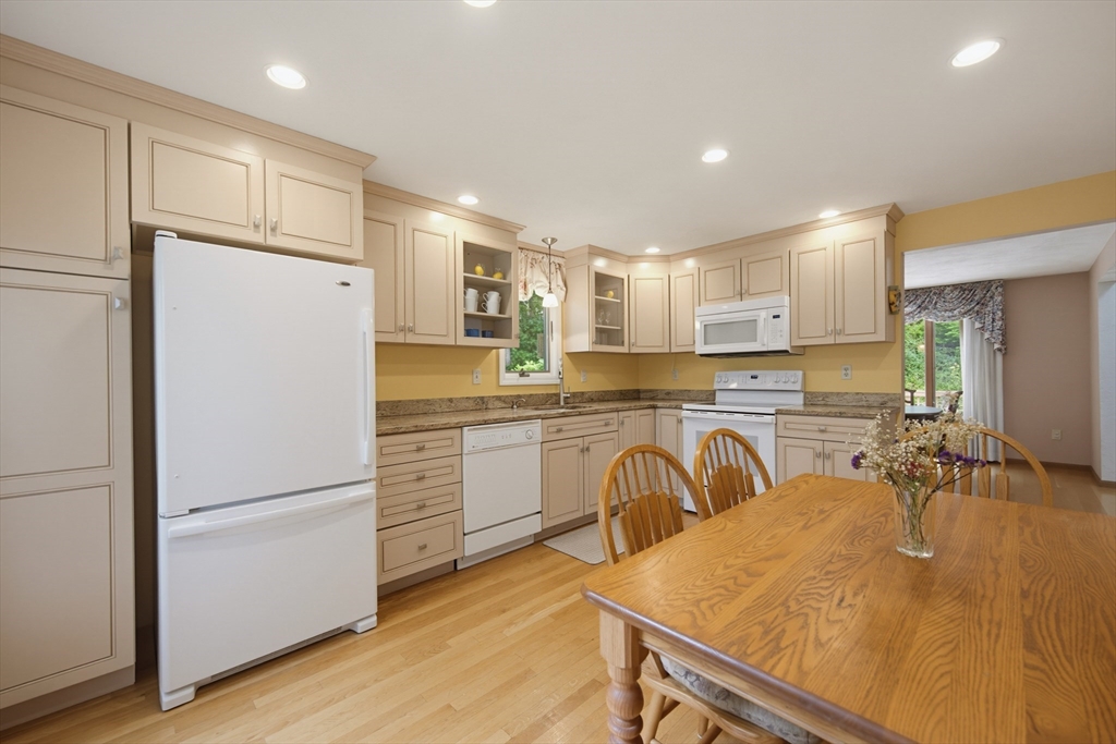 14 Shoreline Dr