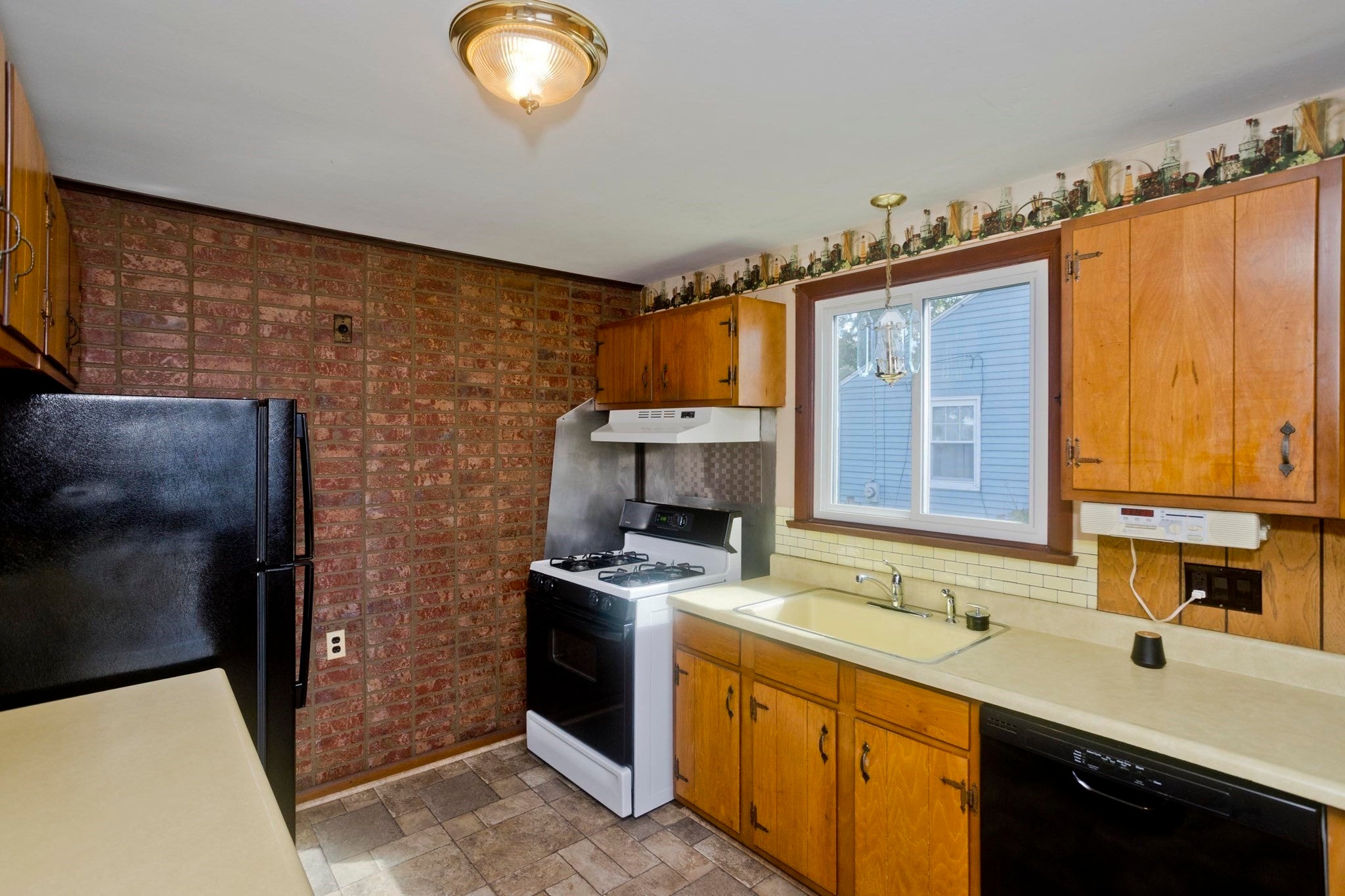 29 Marguerite St, Chicopee, MA, 29 Marguerite St, Chicopee, MA Photo #3