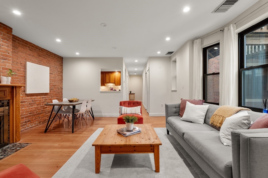 103 Gainsborough St 108