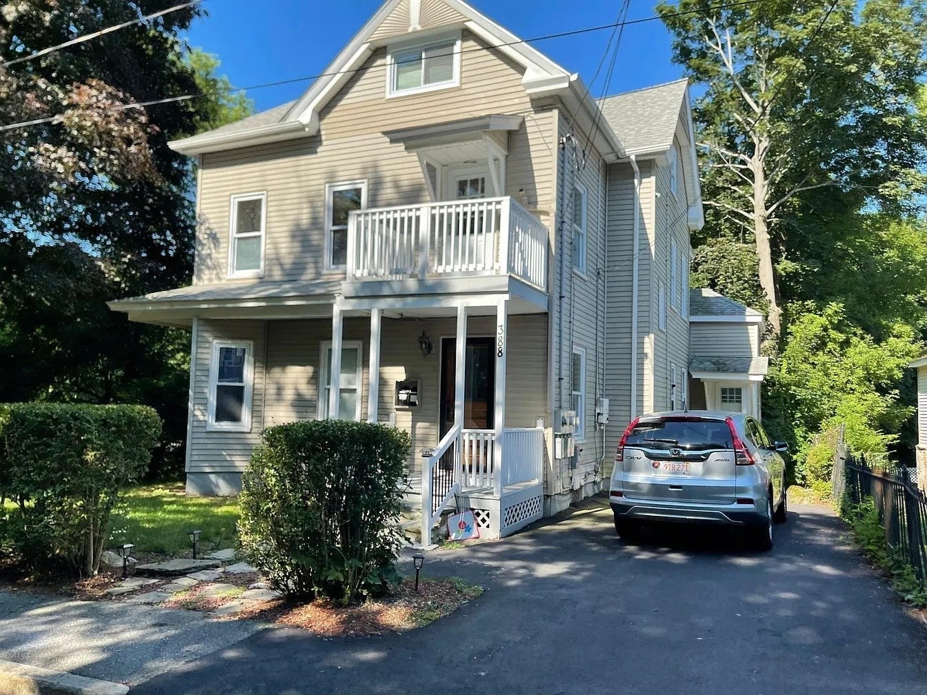 Photo of 388 High St, Webster, MA