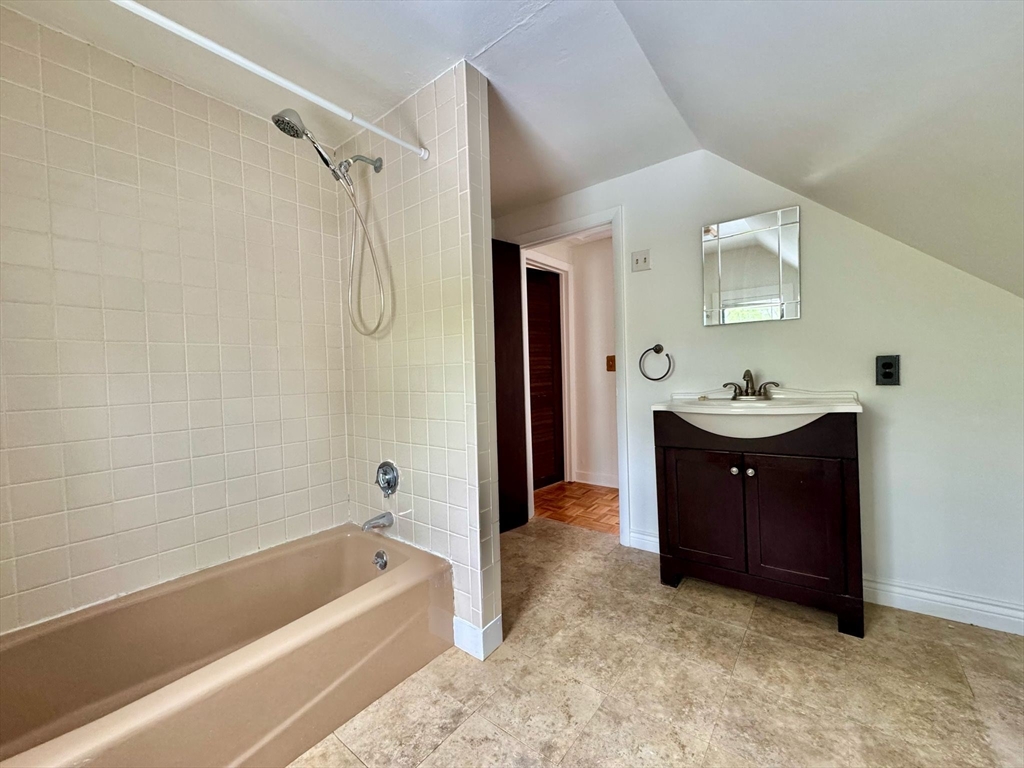 Hopkinton, Massachusetts 01748, United States, 2 Bedrooms Bedrooms, ,1 BathroomBathrooms,Residential,Pending,142686