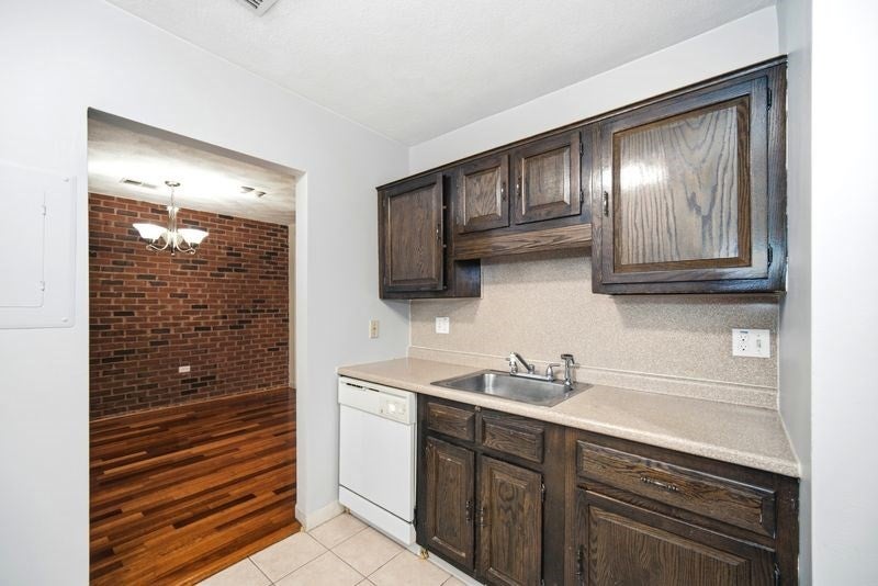 123 Elm St C9