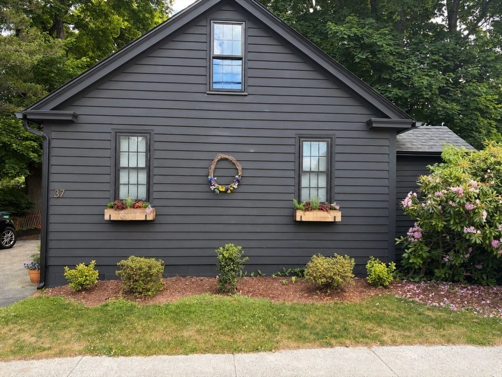 37 Moulton St, Newburyport MA 01950