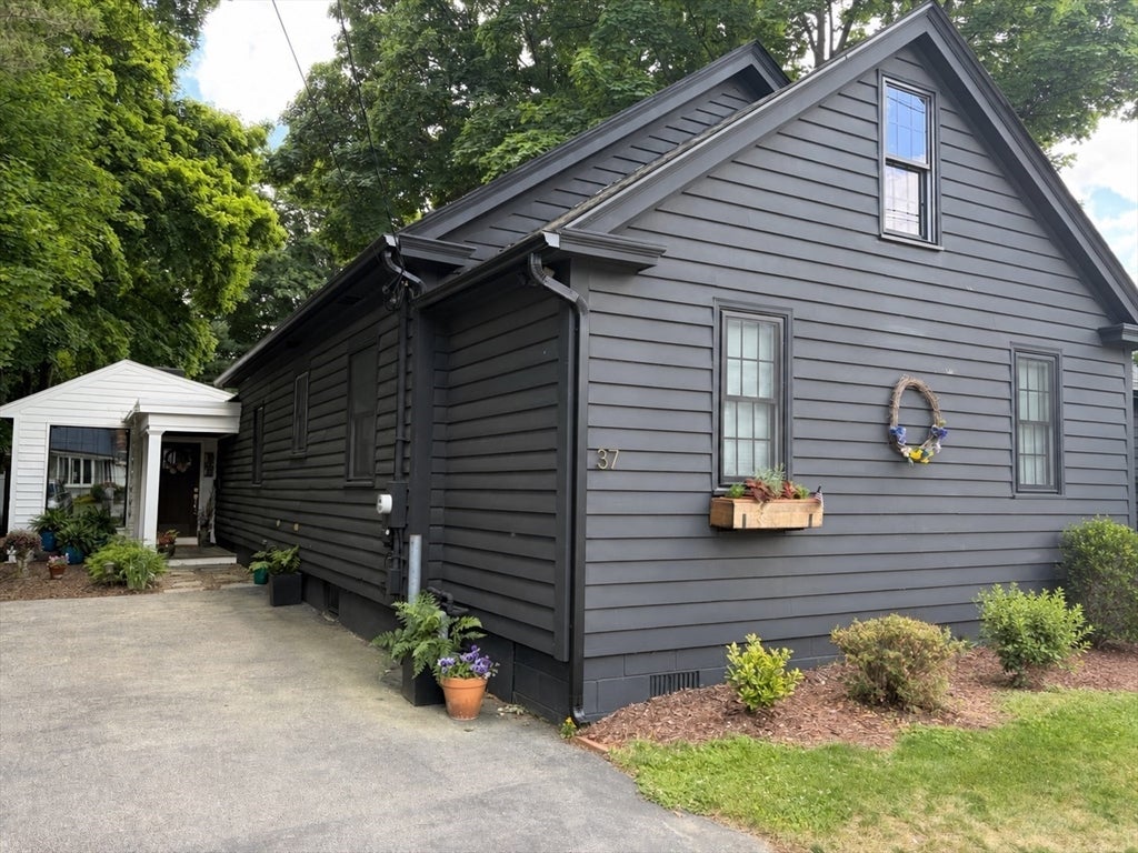 37 Moulton St