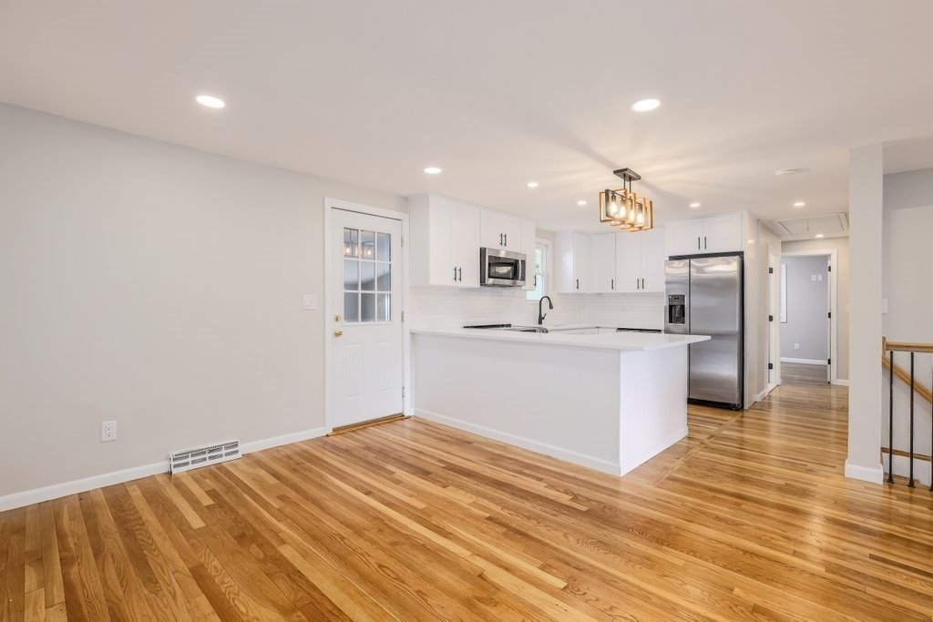 181 E Main St