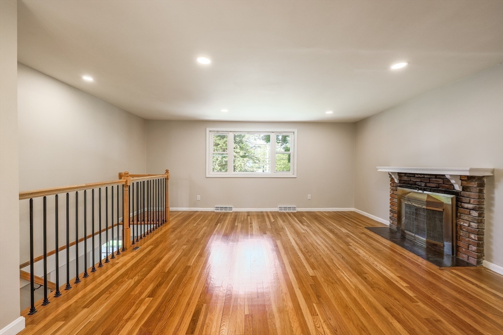 181 E Main St