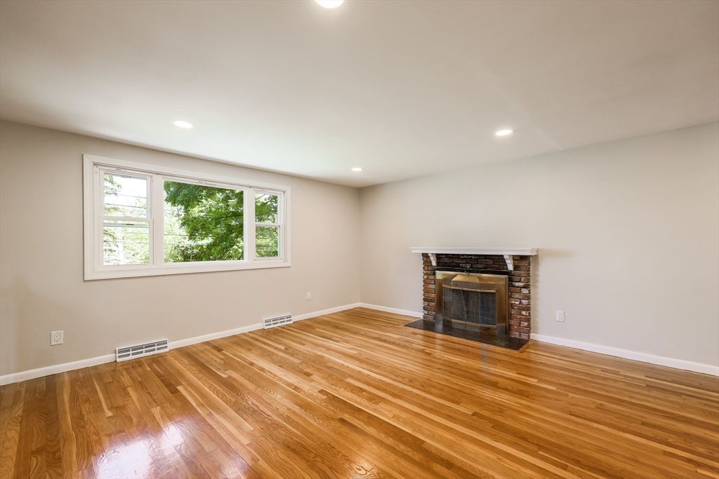 181 E Main St