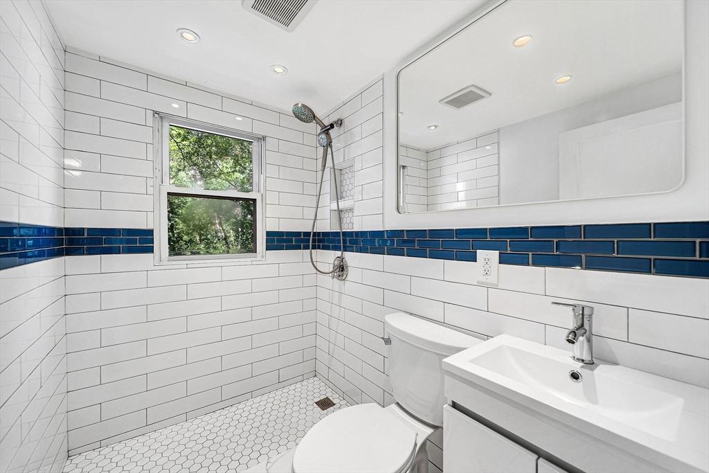 Needham, Massachusetts 02494, United States, 2 Bedrooms Bedrooms, ,1 BathroomBathrooms,Residential,Active,194751