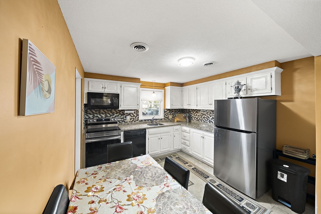 95 Pilgrim Cir 95