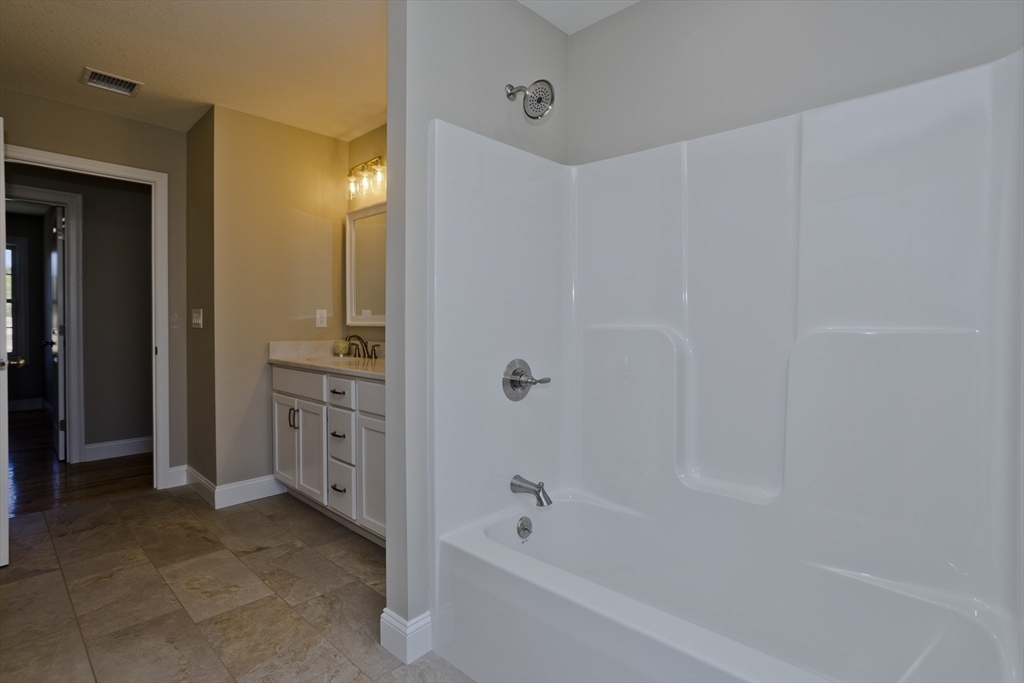 East Longmeadow, Massachusetts 01028, United States, 4 Bedrooms Bedrooms, ,3 BathroomsBathrooms,Residential,Active,184540