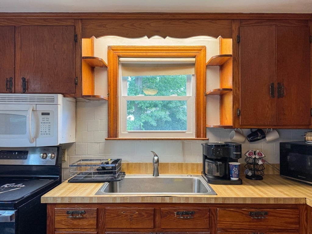 18 Woodland Cir, Methuen, MA Photo #6