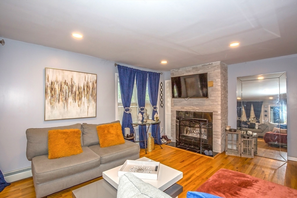 Springfield, Massachusetts 01104, United States, 2 Bedrooms Bedrooms, ,2 BathroomsBathrooms,Residential,Active,149398