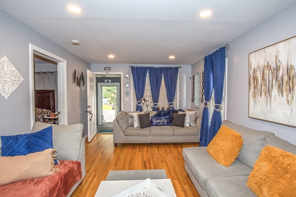 Springfield, Massachusetts 01104, United States, 2 Bedrooms Bedrooms, ,2 BathroomsBathrooms,Residential,Active,149398