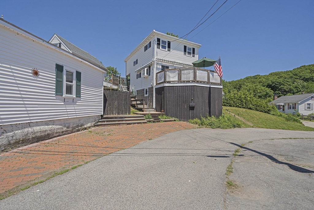 16 Pequot Rd
