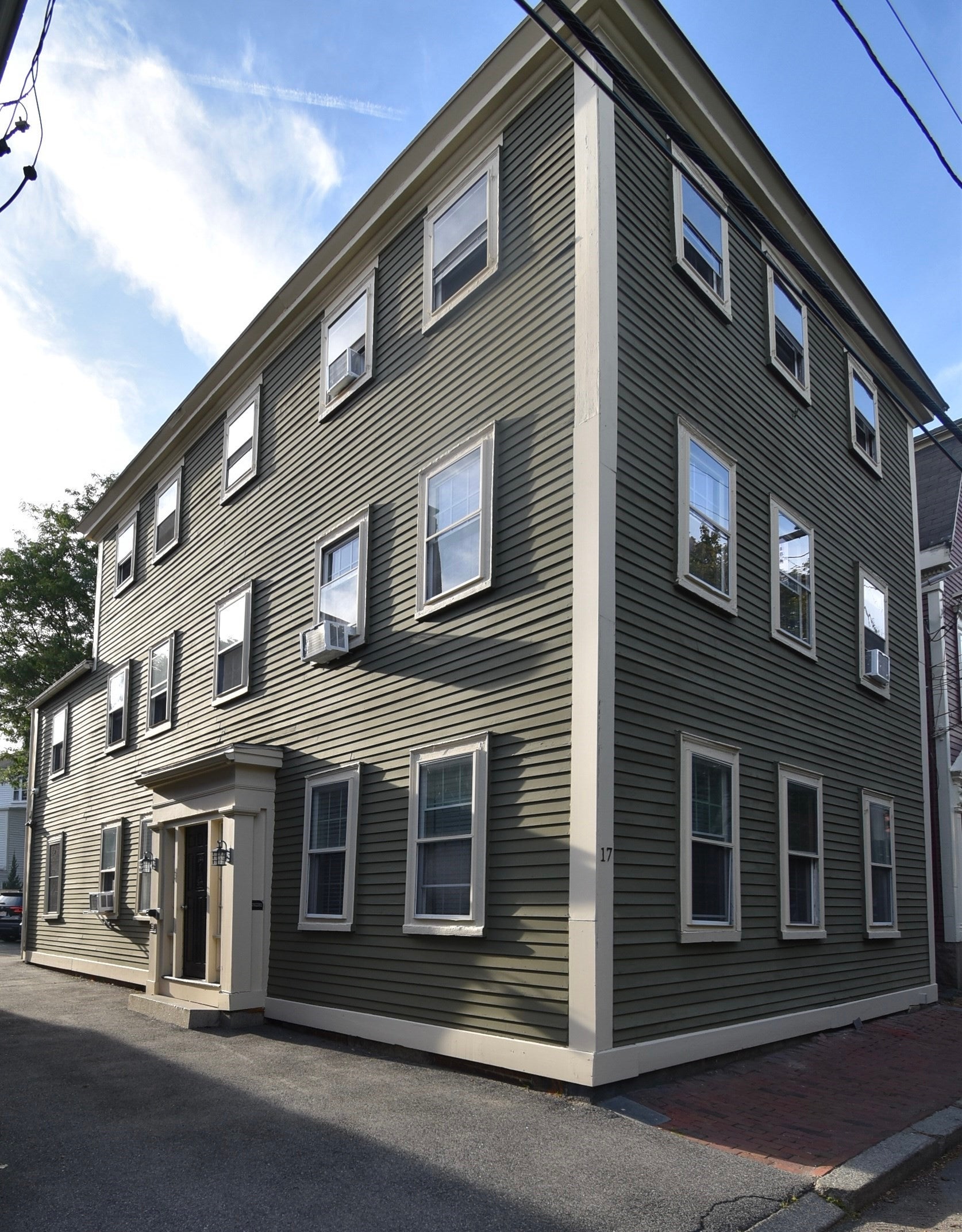 Click for 17 Beckford St #4, Salem, MA slideshow