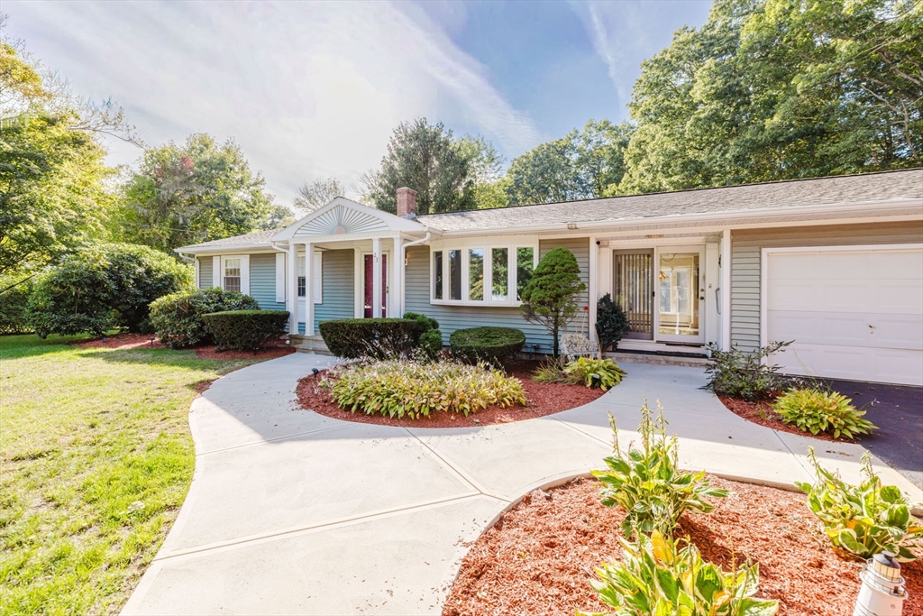 23 Colonial Way