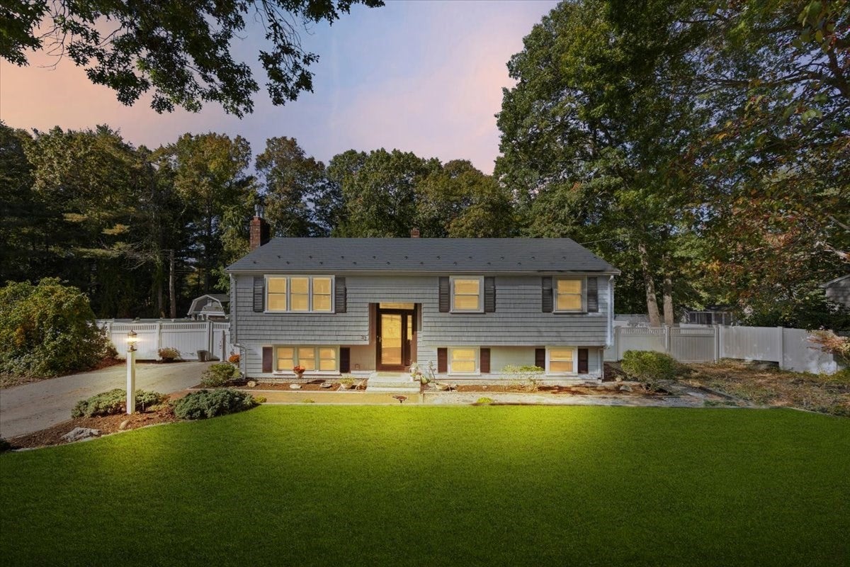 Photo of 33 Lantern Ln, Plymouth, MA