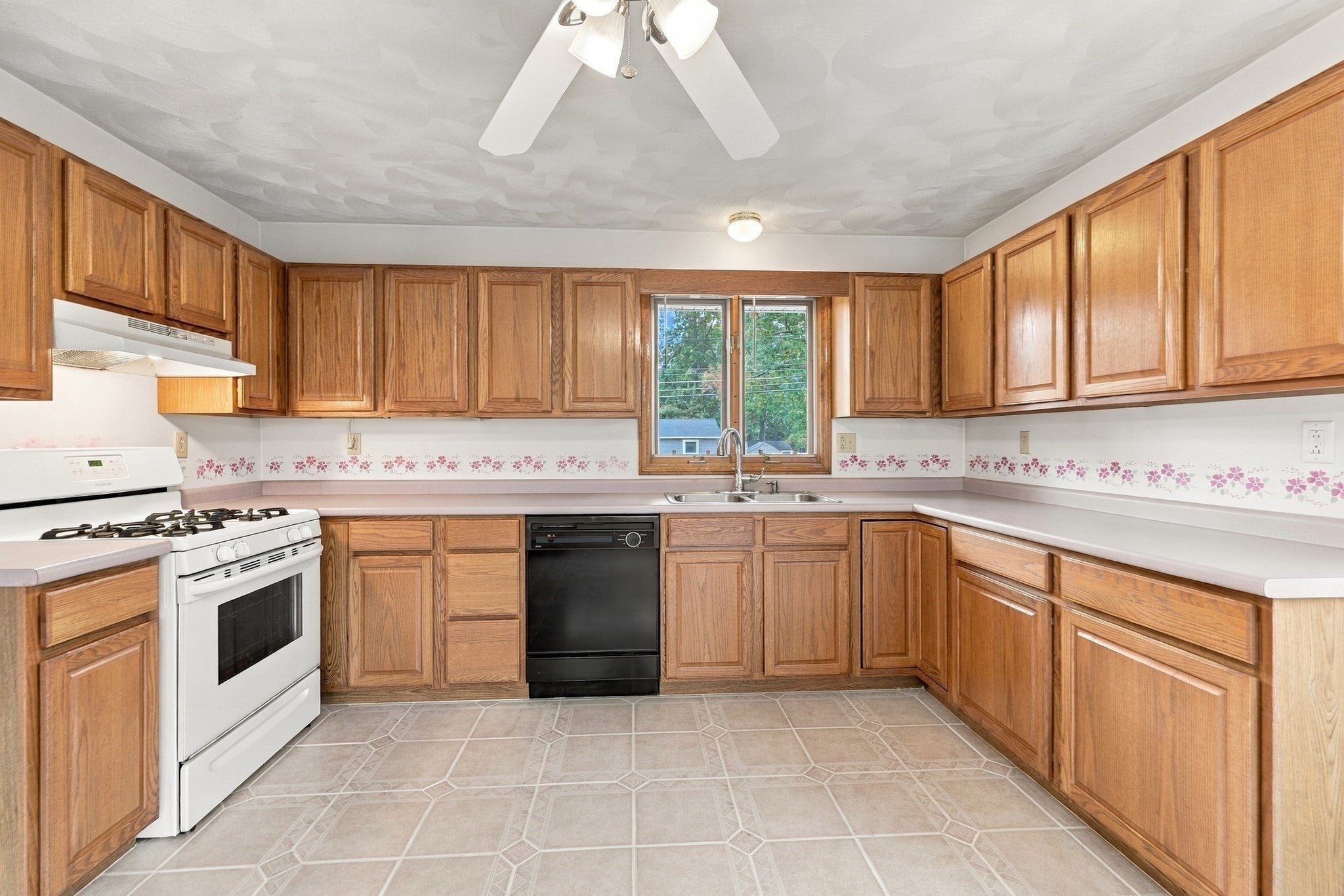21 Bridle Rd, Billerica, MA Photo #4
