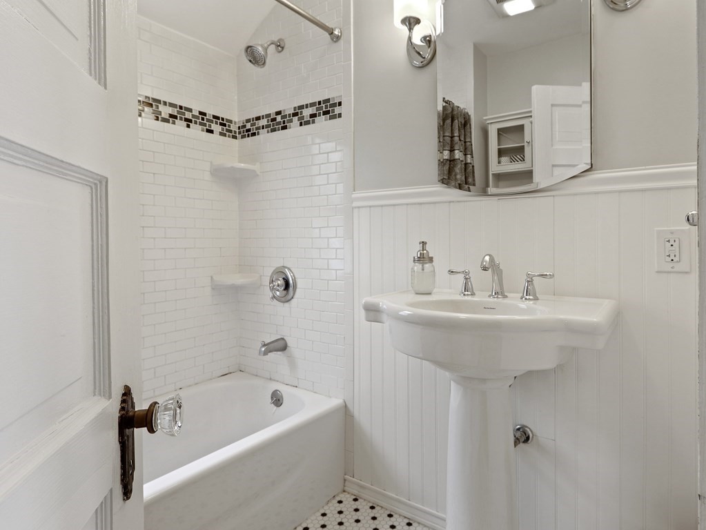 Medford, Massachusetts 02155, United States, 3 Bedrooms Bedrooms, ,1 BathroomBathrooms,Residential,Active,240626