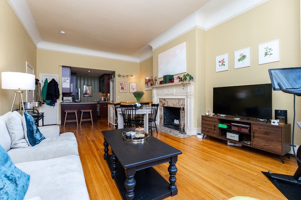 Click for 465 Commonwealth Ave #1, Boston, MA slideshow