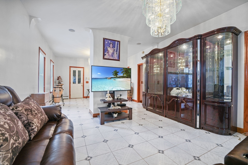 493 Peckham St