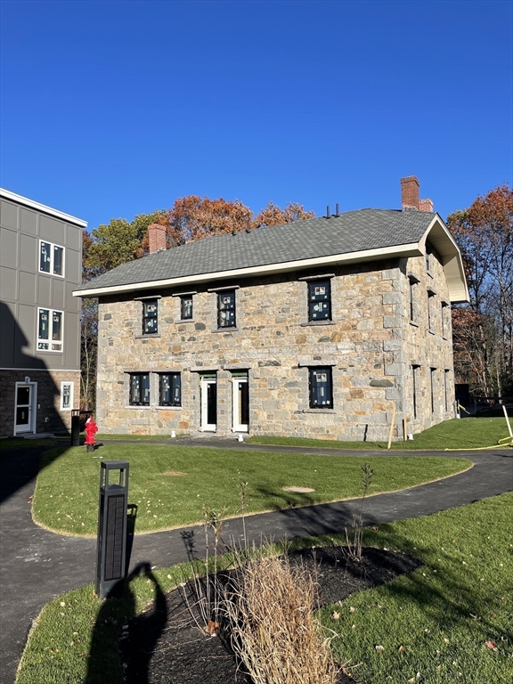 225 Middlesex Turnpike 106