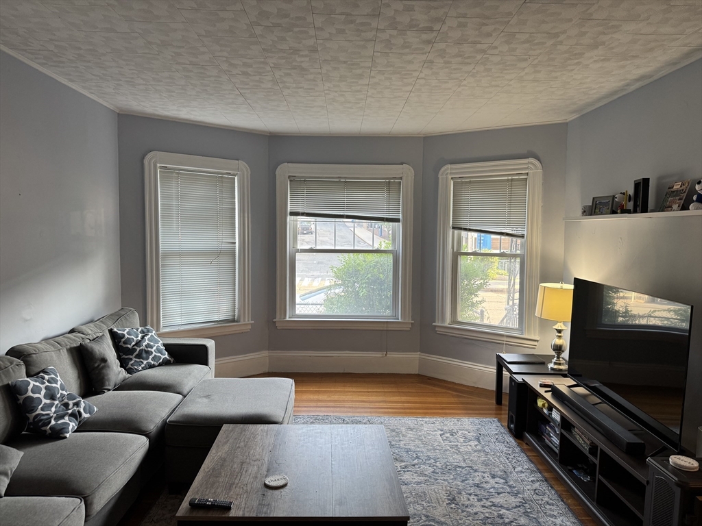 Click for 229 Highland Ave #1, Somerville, MA slideshow