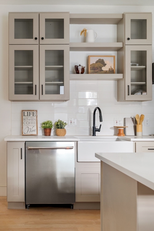 Somerville, Massachusetts 02143, United States, 4 Bedrooms Bedrooms, ,3 BathroomsBathrooms,Residential,Contingent,246045