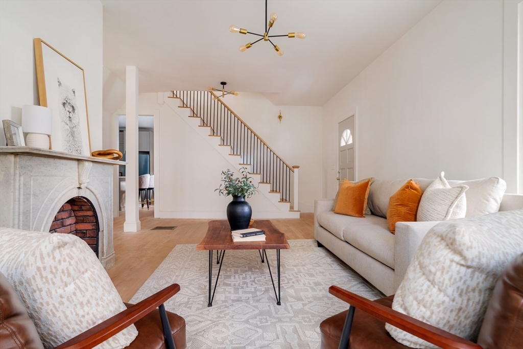 Somerville, Massachusetts 02143, United States, 4 Bedrooms Bedrooms, ,3 BathroomsBathrooms,Residential,Contingent,246045