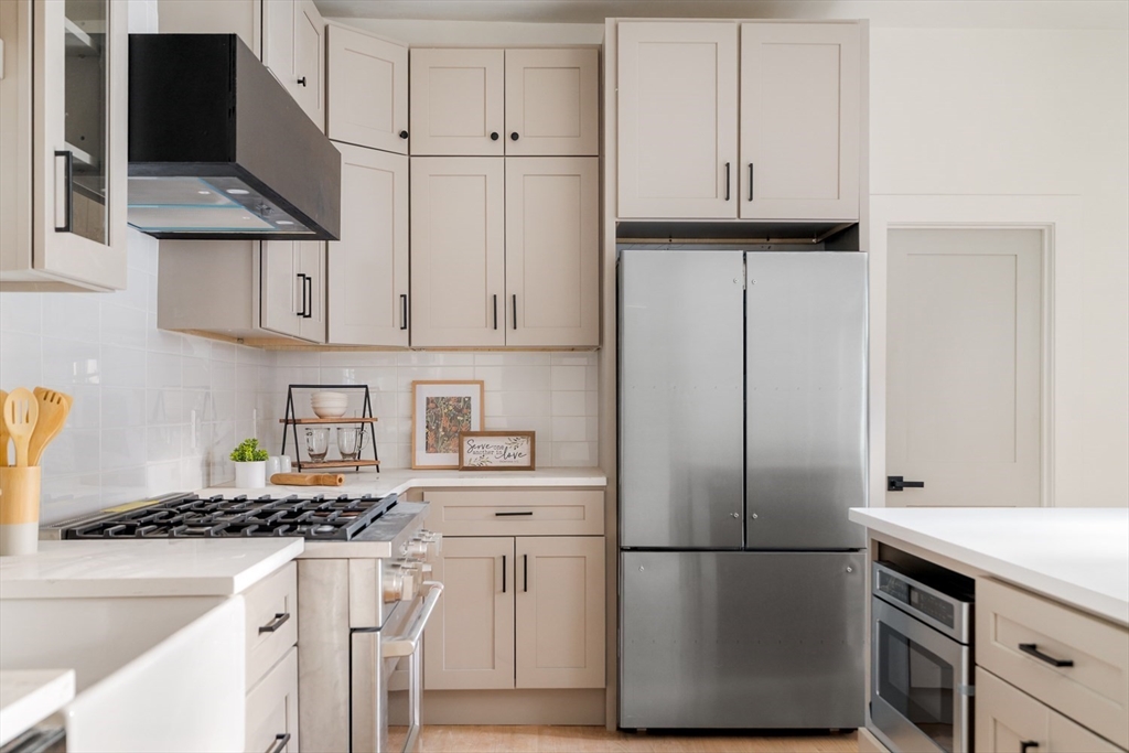 Somerville, Massachusetts 02143, United States, 4 Bedrooms Bedrooms, ,3 BathroomsBathrooms,Residential,Contingent,246045