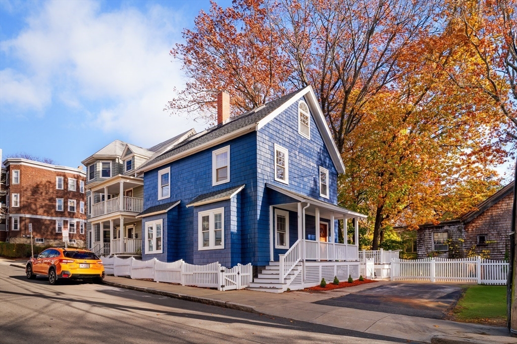 Somerville, Massachusetts 02143, United States, 4 Bedrooms Bedrooms, ,3 BathroomsBathrooms,Residential,Contingent,246045