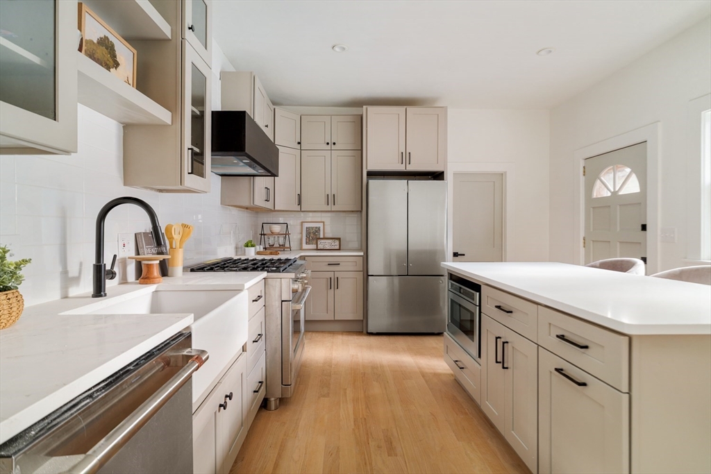 Somerville, Massachusetts 02143, United States, 4 Bedrooms Bedrooms, ,3 BathroomsBathrooms,Residential,Contingent,246045