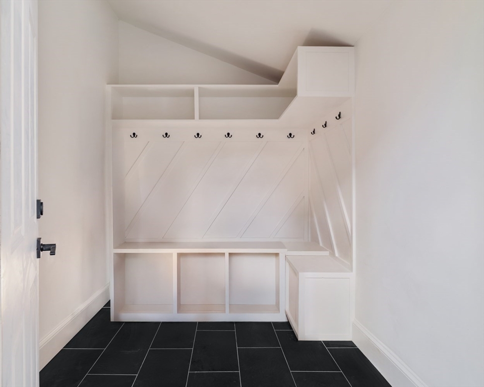 Somerville, Massachusetts 02143, United States, 4 Bedrooms Bedrooms, ,3 BathroomsBathrooms,Residential,Contingent,246045