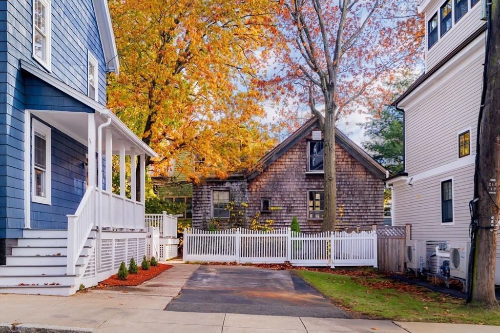 Somerville, Massachusetts 02143, United States, 4 Bedrooms Bedrooms, ,3 BathroomsBathrooms,Residential,Contingent,246045