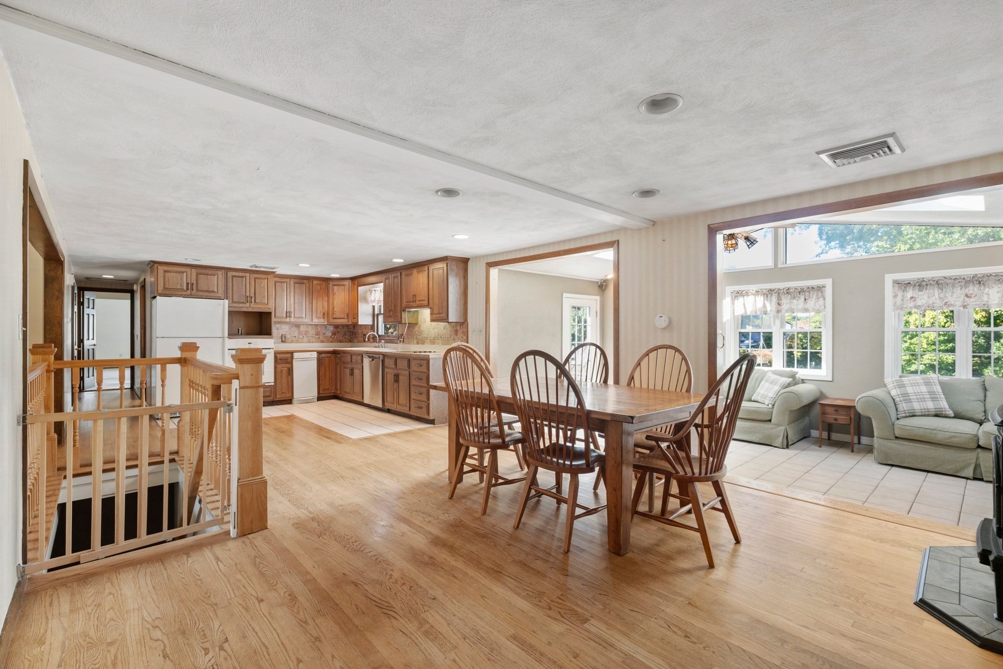 11 Carousel Dr, Millbury, MA Photo #6