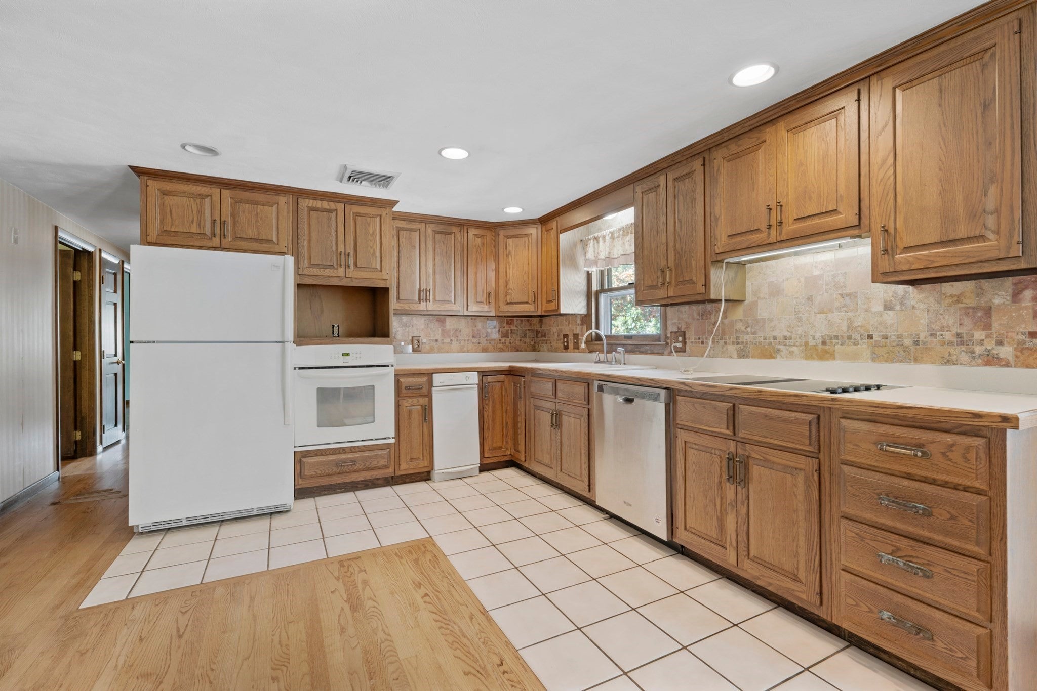 11 Carousel Dr, Millbury, MA Photo #13