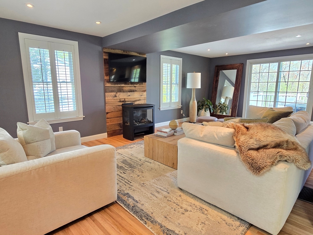 33 Wayside Ln