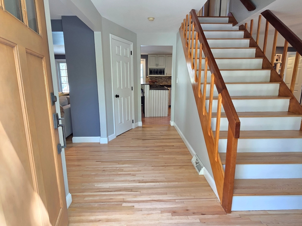 33 Wayside Ln