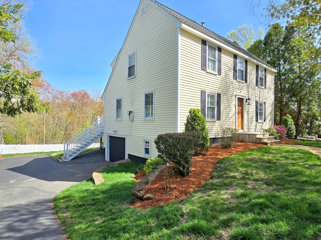 33 Wayside Ln