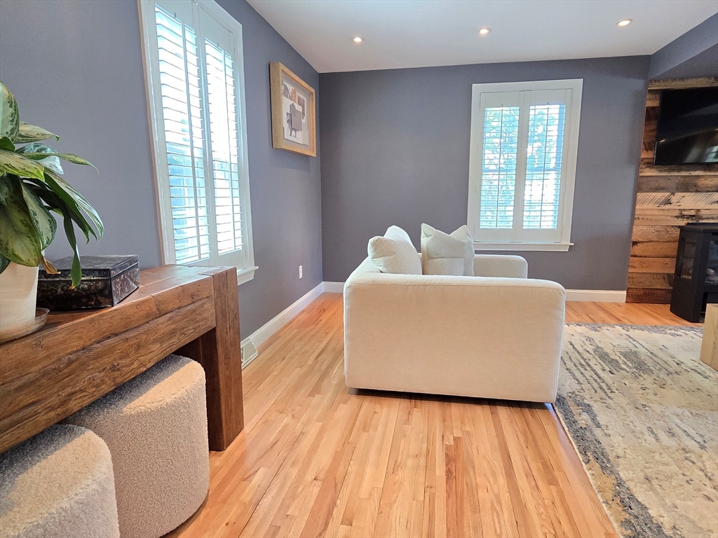 33 Wayside Ln