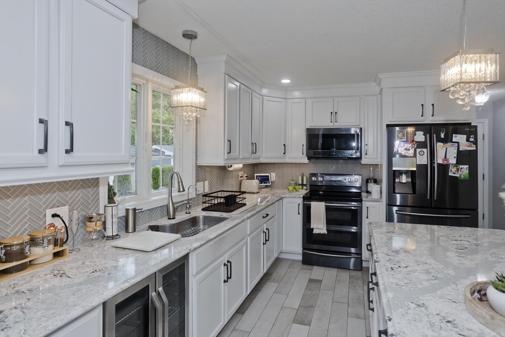 Springfield, Massachusetts 01104, United States, 4 Bedrooms Bedrooms, ,3 BathroomsBathrooms,Residential,Active,227986