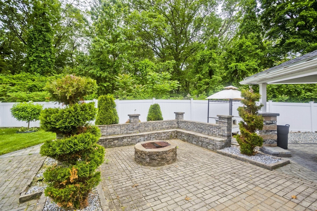 Springfield, Massachusetts 01104, United States, 4 Bedrooms Bedrooms, ,3 BathroomsBathrooms,Residential,Active,227986