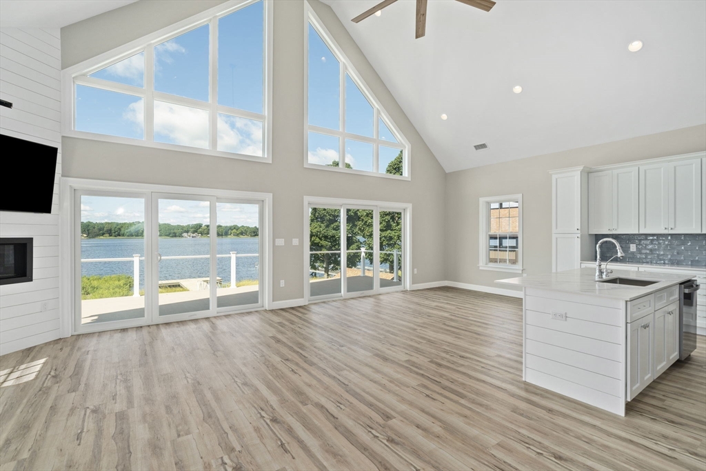 16 Riverside Dr