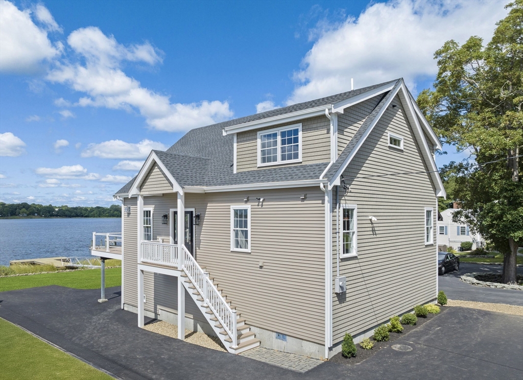 16 Riverside Dr