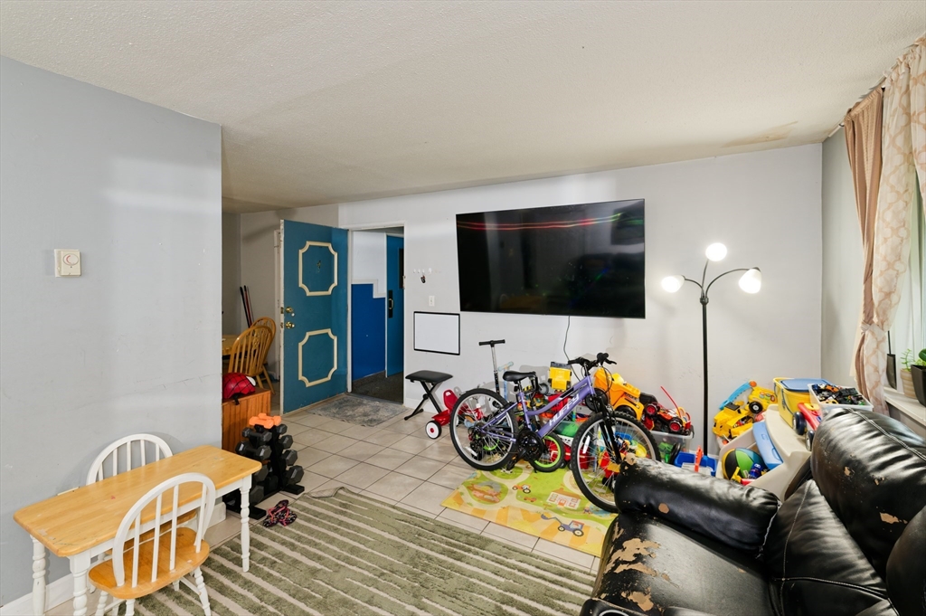 2 Universal St 4