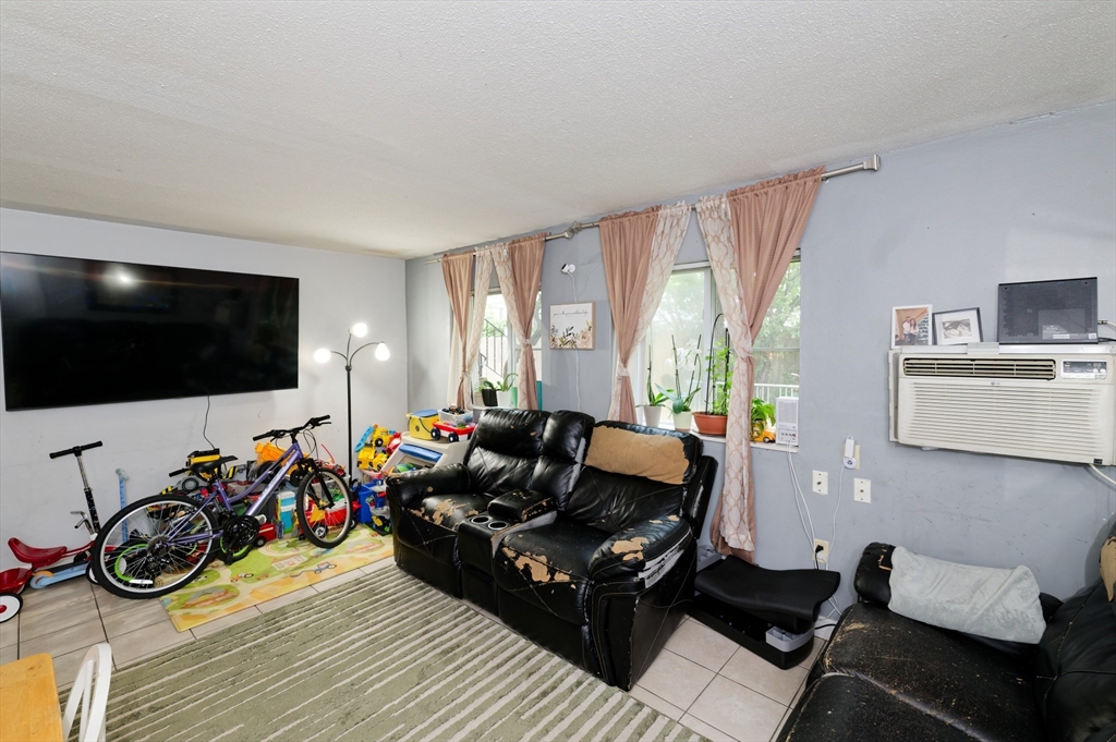 2 Universal St 4