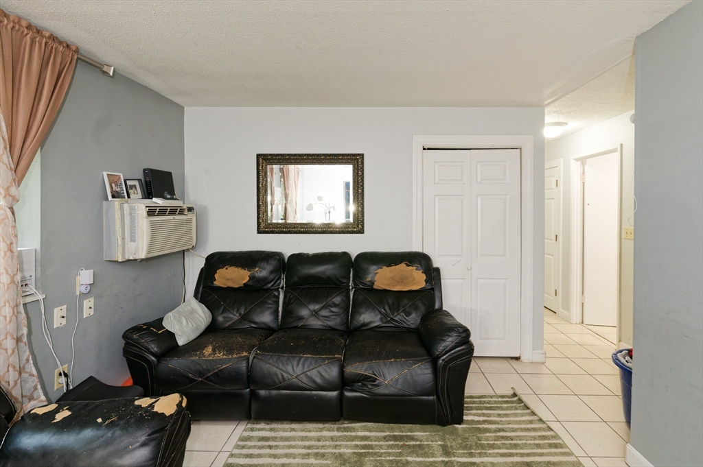 2 Universal St 4