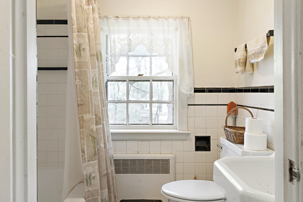 Newton, Massachusetts 02466, United States, 4 Bedrooms Bedrooms, ,2 BathroomsBathrooms,Residential,Pending,129916